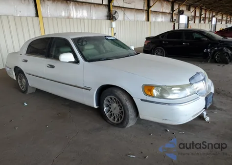 2002 Lincoln Town Car Signature from USA, damaged, VIN 1LNHM82W02Y661308